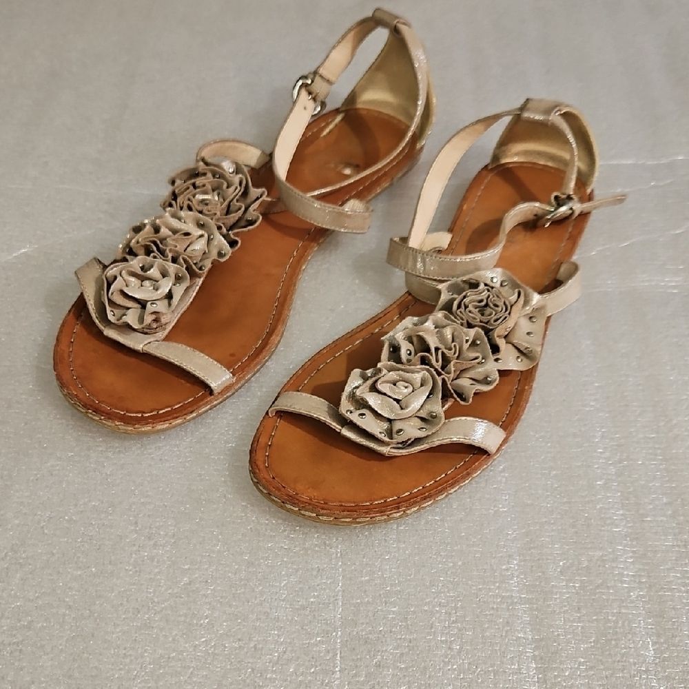 Coach Pale Gold Leather Rosette Studded Sandals 9B Floral Rose